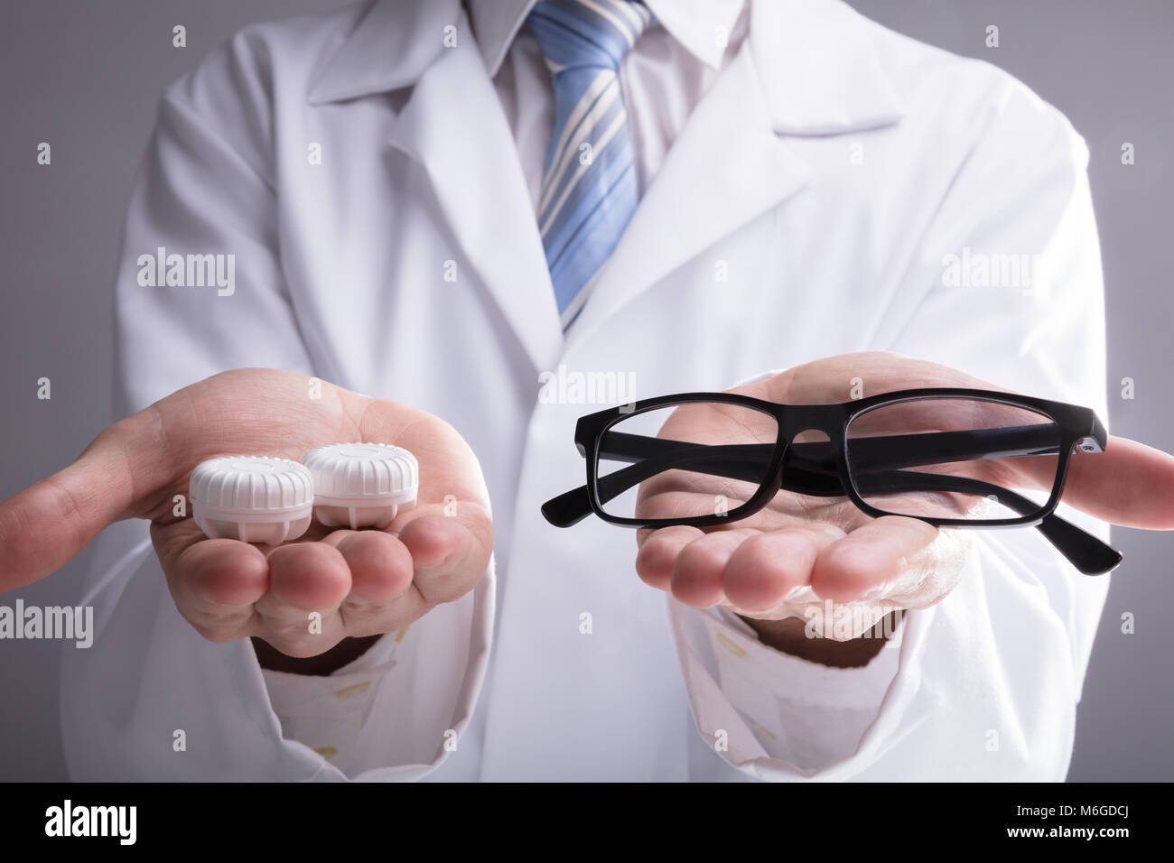 Close-up de la mano de un médico con anteojos y lentes Caso Foto de stock