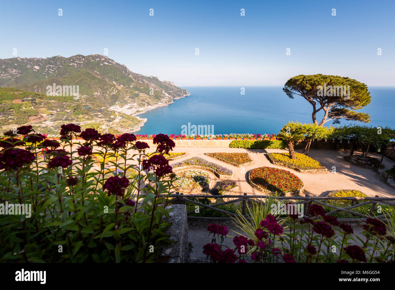 Terraza sobre el mar, la Villa Rufolo, La Costa de Amalfi, Ravello, Campania, Italia Foto de stock
