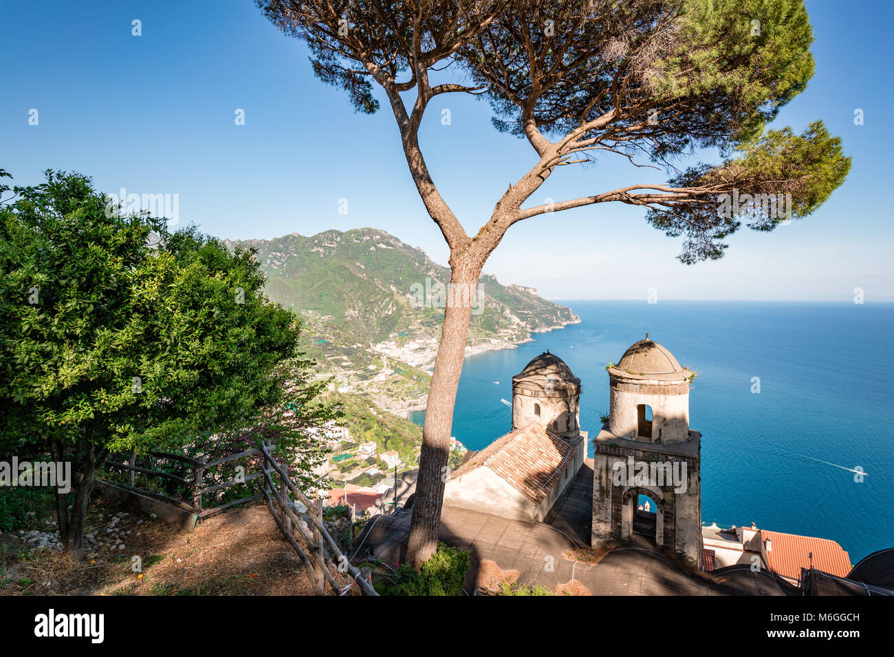 Terraza sobre el mar, la Villa Rufolo, La Costa de Amalfi, Ravello, Campania, Italia Foto de stock