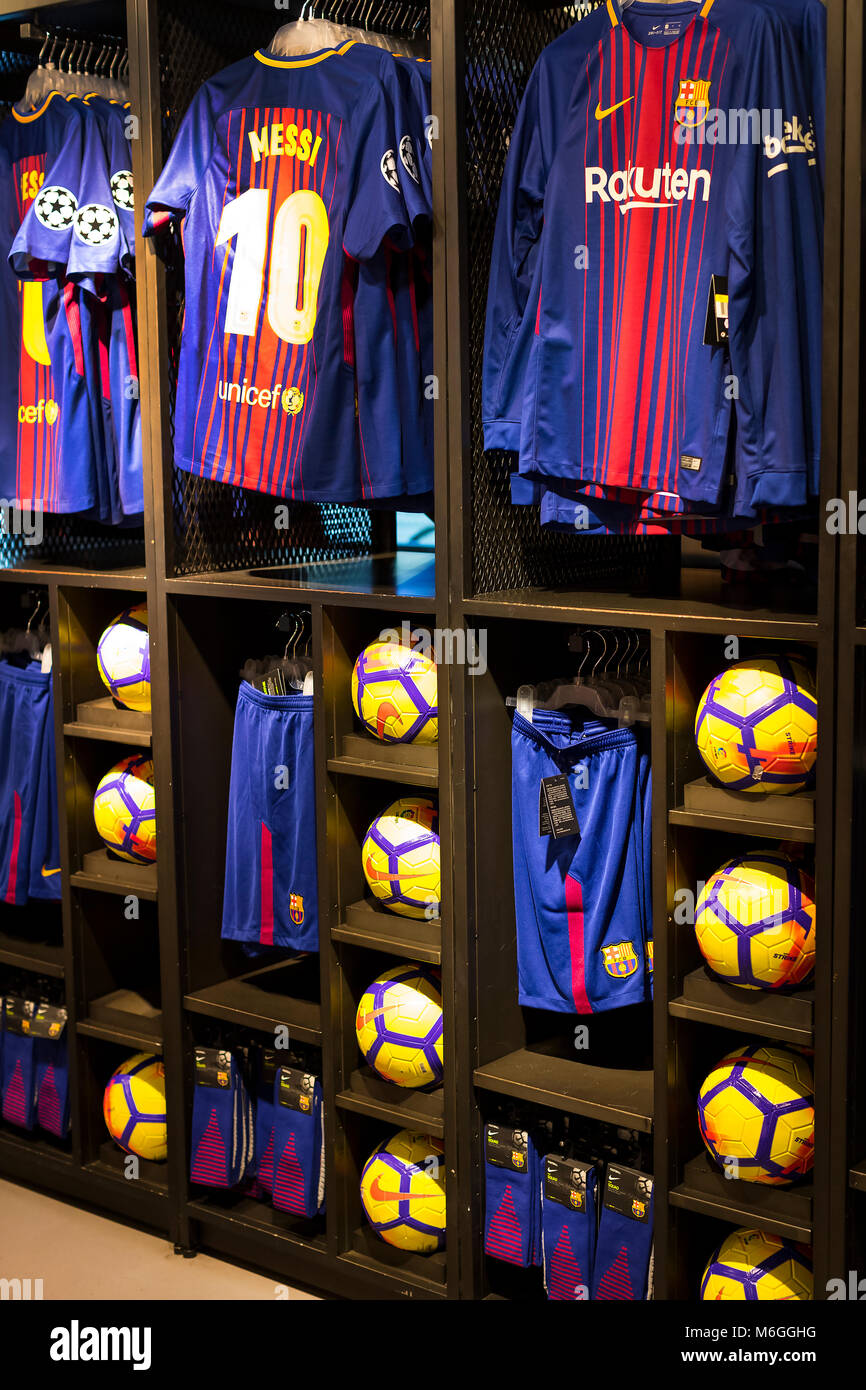 BARCELONA, España - 12 de enero de 2018: Tienda Oficial FC Barcelona , ropa  y calzado equipo de souvenirs y toda la parafernalia para los fanáticos del  equipo y v Fotografía de stock - Alamy