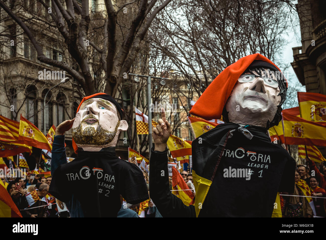 Barcelona, España. 4 Marzo, 2018: muñecos representando ex vice-presidente  catalán Oriol Junqueras y ex presidente de la Generalitat de Cataluña,  Carles Puigdemoont son llevadas por los anti-separatista catalanes  protestan por la independencia