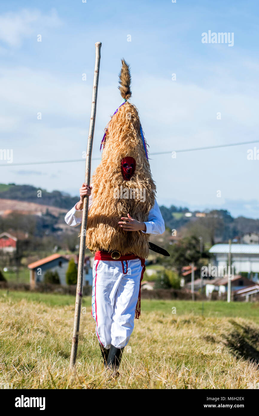 Valdesoto, España. 4 de marzo de 2018. Un sidro, una máscara tradicional de  Valdesoto (Asturias, España), durante Mazcaraes d'Iviernu, una máscara  Ibérica Festival celebrado el 4 de marzo de 2018, en Valdesoto,