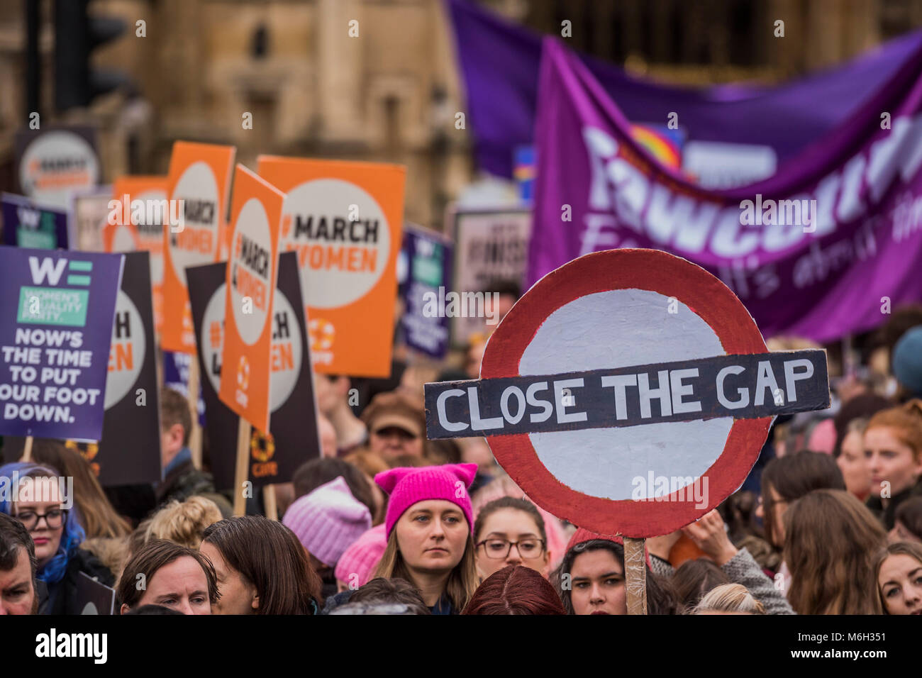 #Marzo4Mujeres 2018, una marcha y manifestación en Londres para celebrar el Día Internacional de la mujer y 100 años desde la primera mujer en el Reino Unido obtuvo el derecho al voto. Organizado por Care International el marzo declaró en palacio antiguo astillero y terminó en un rally en Trafalgar Square. Crédito: Guy Bell/Alamy Live News Foto de stock