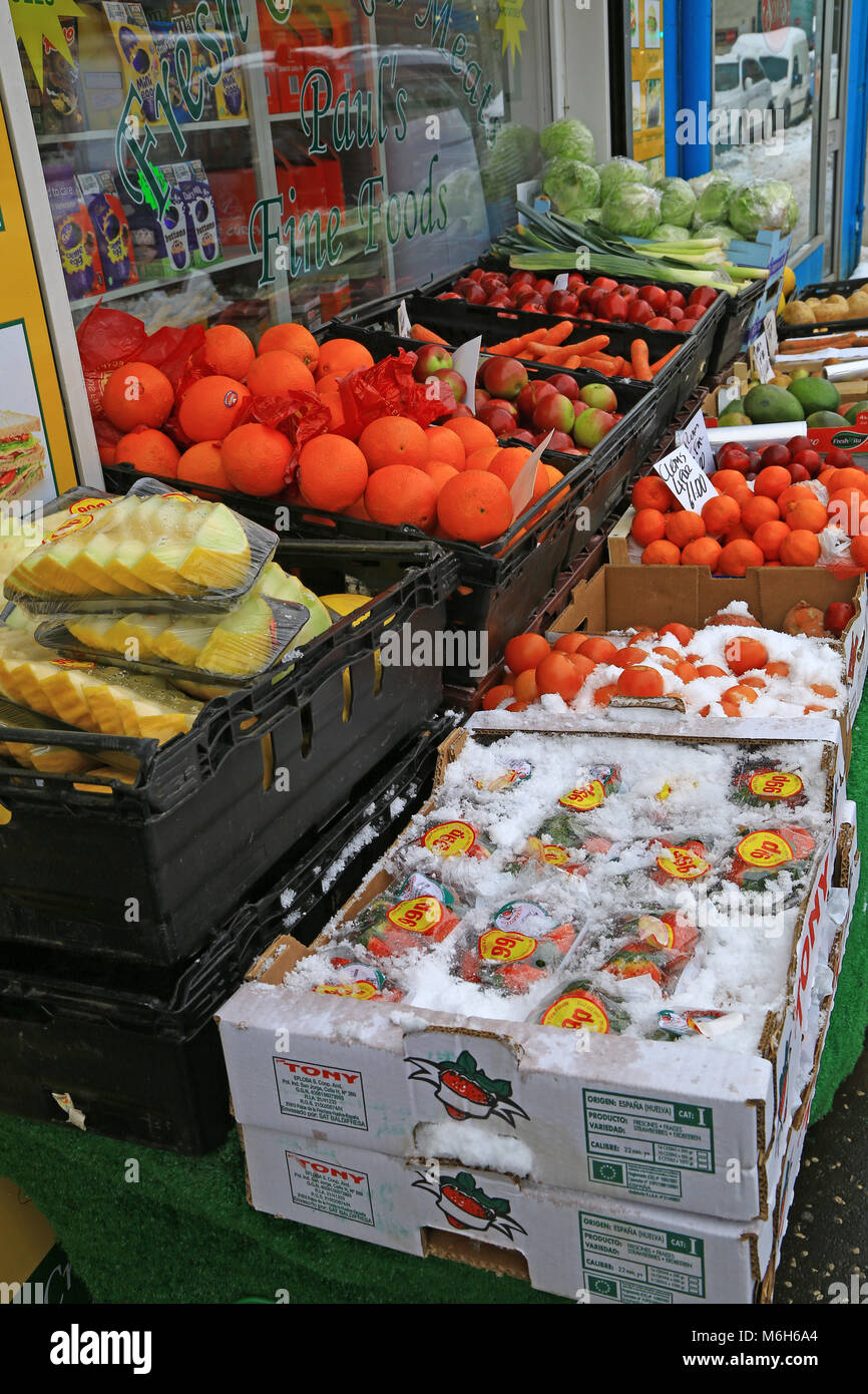 Un paisaje nevado, en Kirkintilloch, East Dunbartonshire, Escocia. Un establo fuera de la tienda de fruta y verdura, con nieve o hielo, utilizado para producir mantener refrigerado. Foto de stock