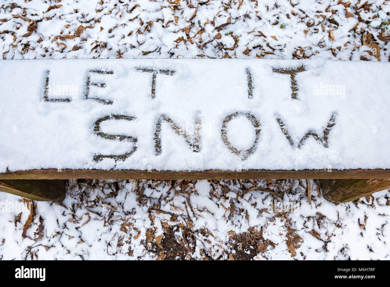 'Let it Snow' lyric/Navidad mensaje escrito en la nieve en un banco Foto de stock