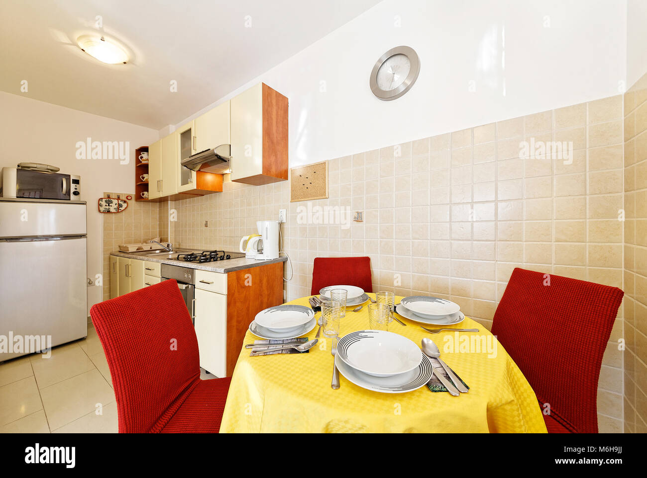 Cocina con mesa de comedor interior Foto de stock