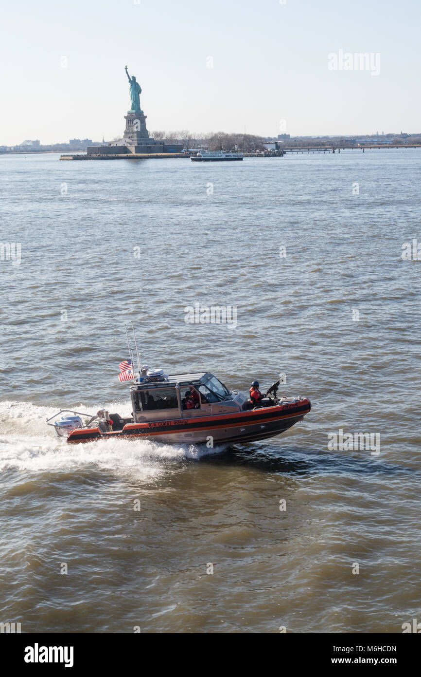 Lancha patrullera de la Guardia Costera de EE.UU. Opera en el puerto de Nueva York, Nueva York, EE.UU. Foto de stock