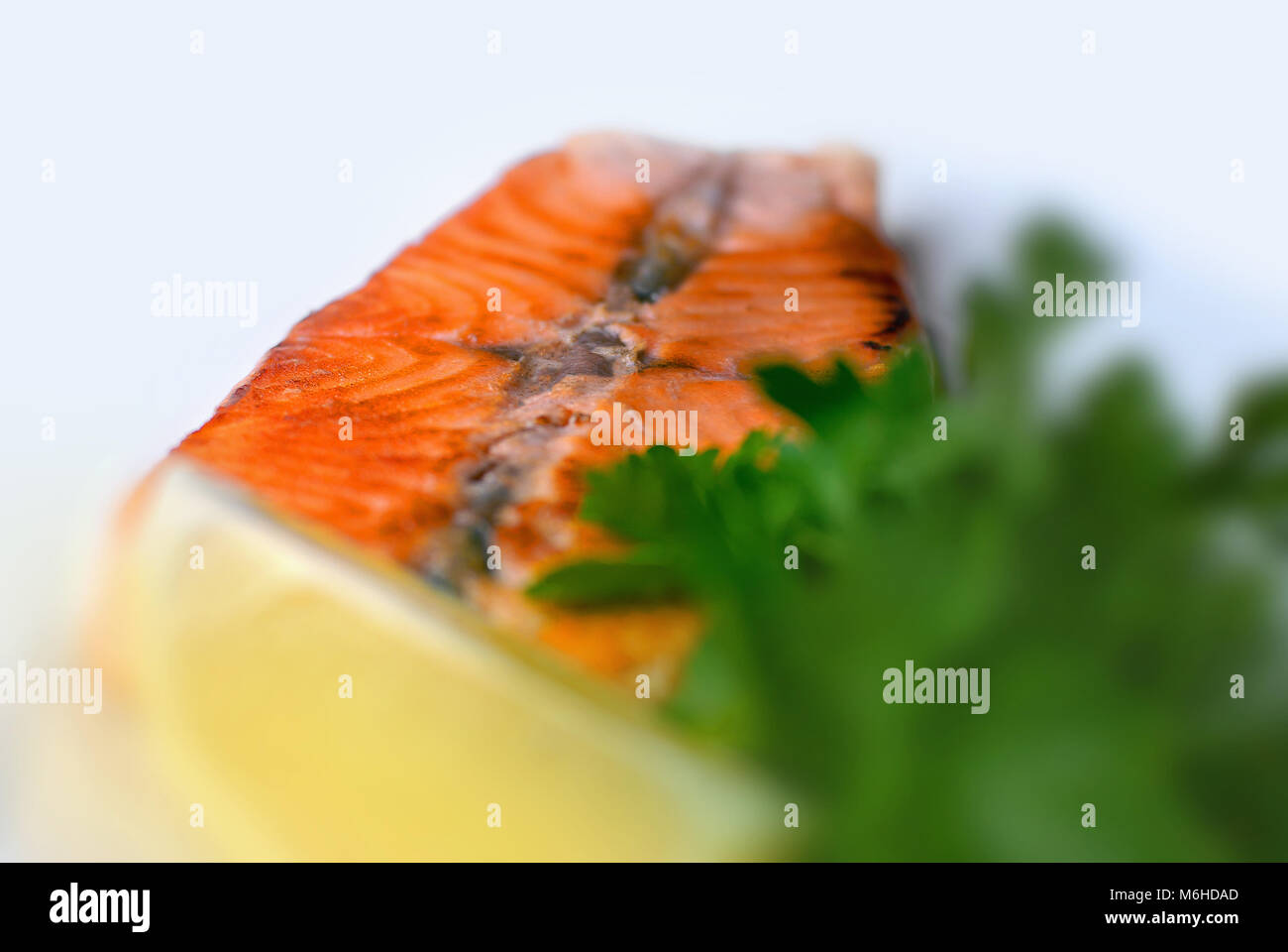 Salmón a la parrilla filete de pescado con verduras y limón. Menú Foto. Foto de stock