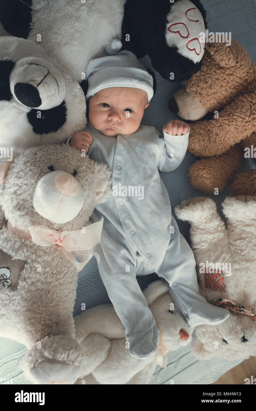 Poco lindo bebé recién nacido con osos de peluche Fotografía de