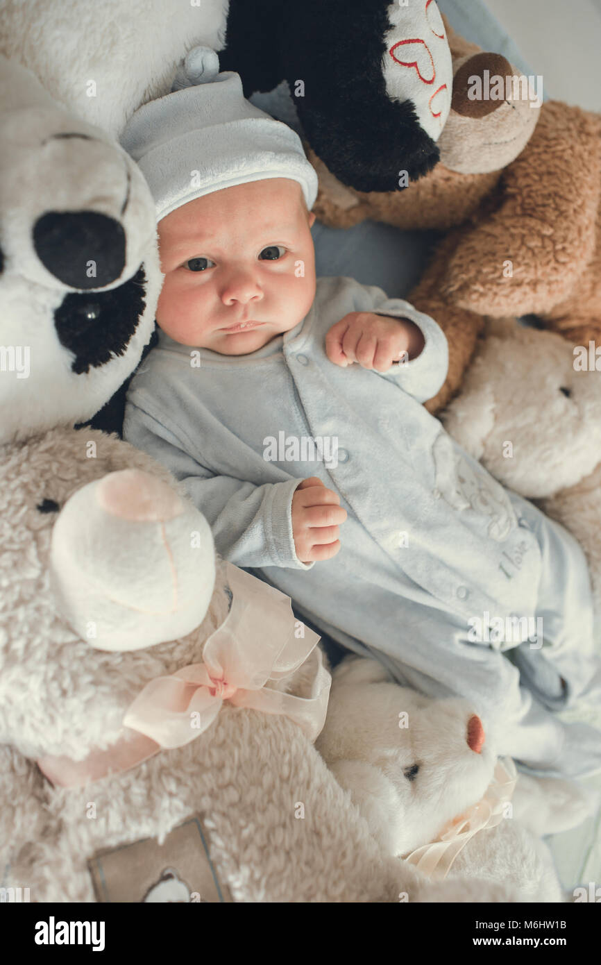 Poco lindo bebé recién nacido con osos de peluche Fotografía de stock -  Alamy