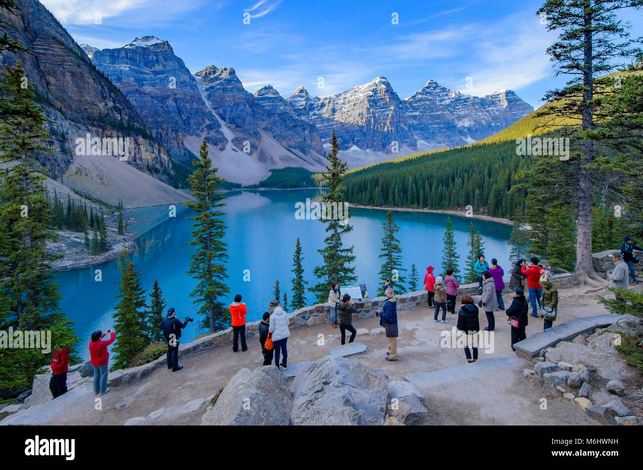 Los turistas chinos, el Lago Moraine, el Valle de los Diez Picos, Parque Nacional de Banff, Alberta, Canadá Foto de stock