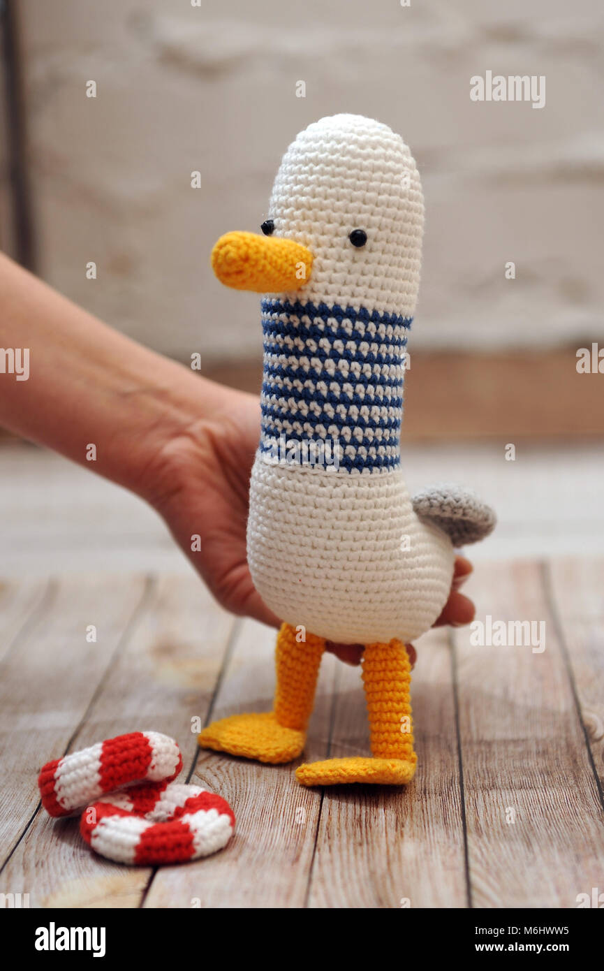 Seagull toy tejidas en la técnica de tejer amigurumi Fotografía de stock -  Alamy