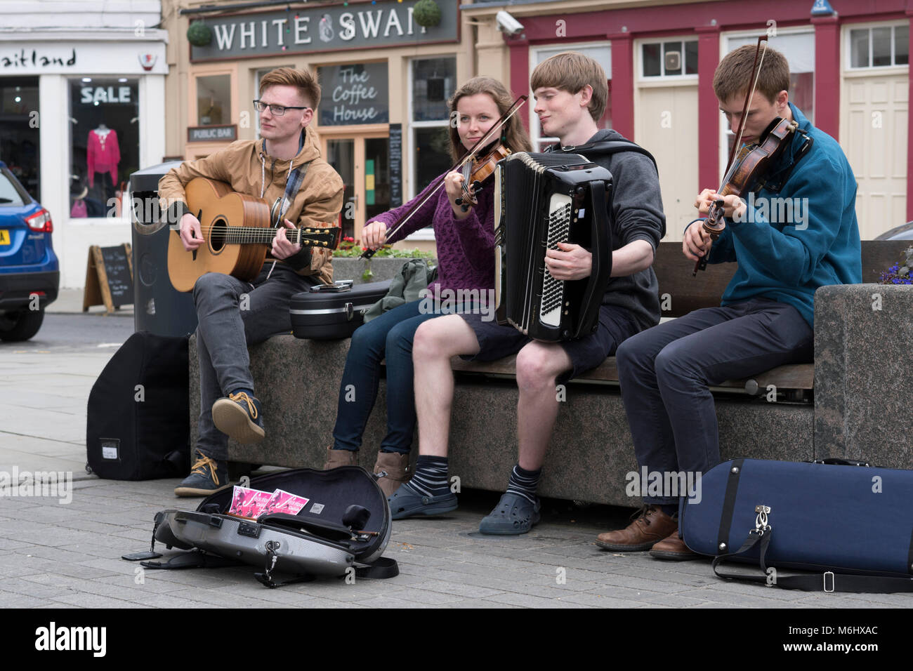 Escocia - Feis Rois jóvenes músicos tradicionales del Altiplano a tope busk en Kelso, Scottish Borders, promover un tour. Foto de stock