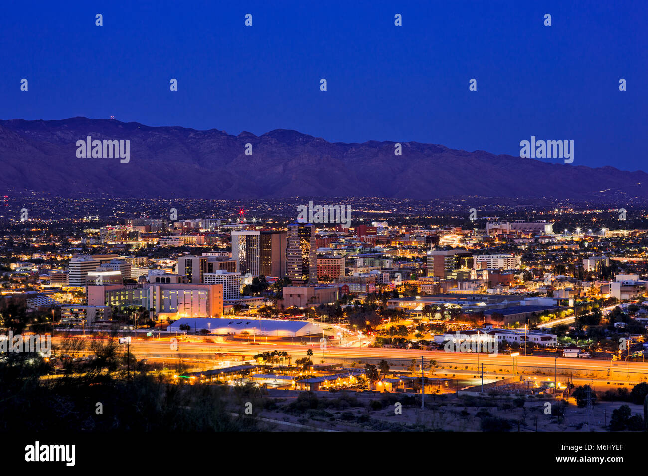 Las Montañas Santa Catalina sobre el horizonte de la ciudad de Tucson, Arizona, por la noche Foto de stock