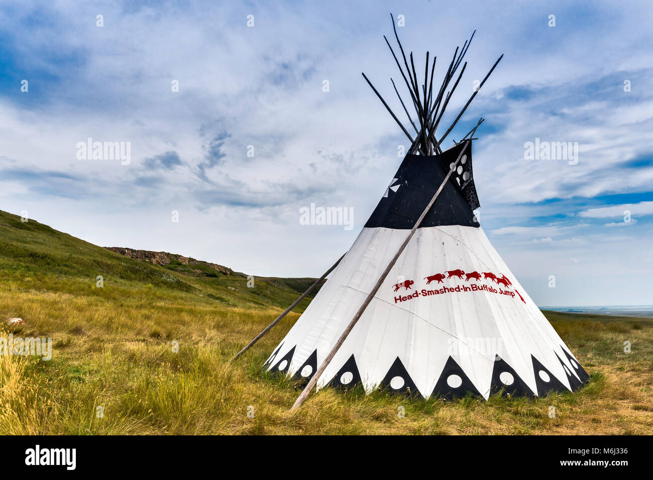 Blackfoot tribus nativas tipi Head-Smashed-In Buffalo Jump Interpretive Center, cerca de Fort Macleod, Alberta, Canadá Foto de stock