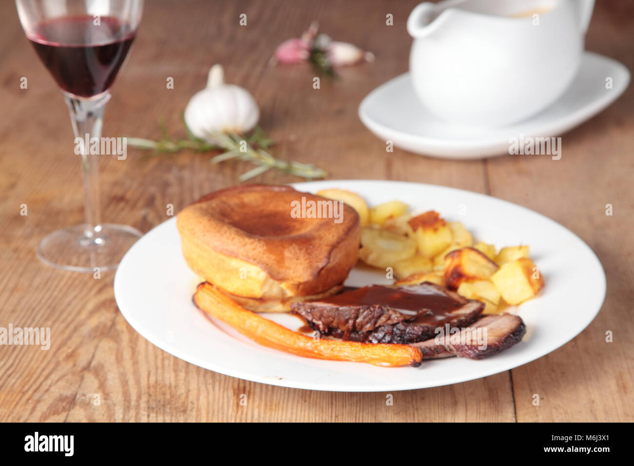 Roast beef con yorkshire pudding, salsa de carne asada, el vino, la