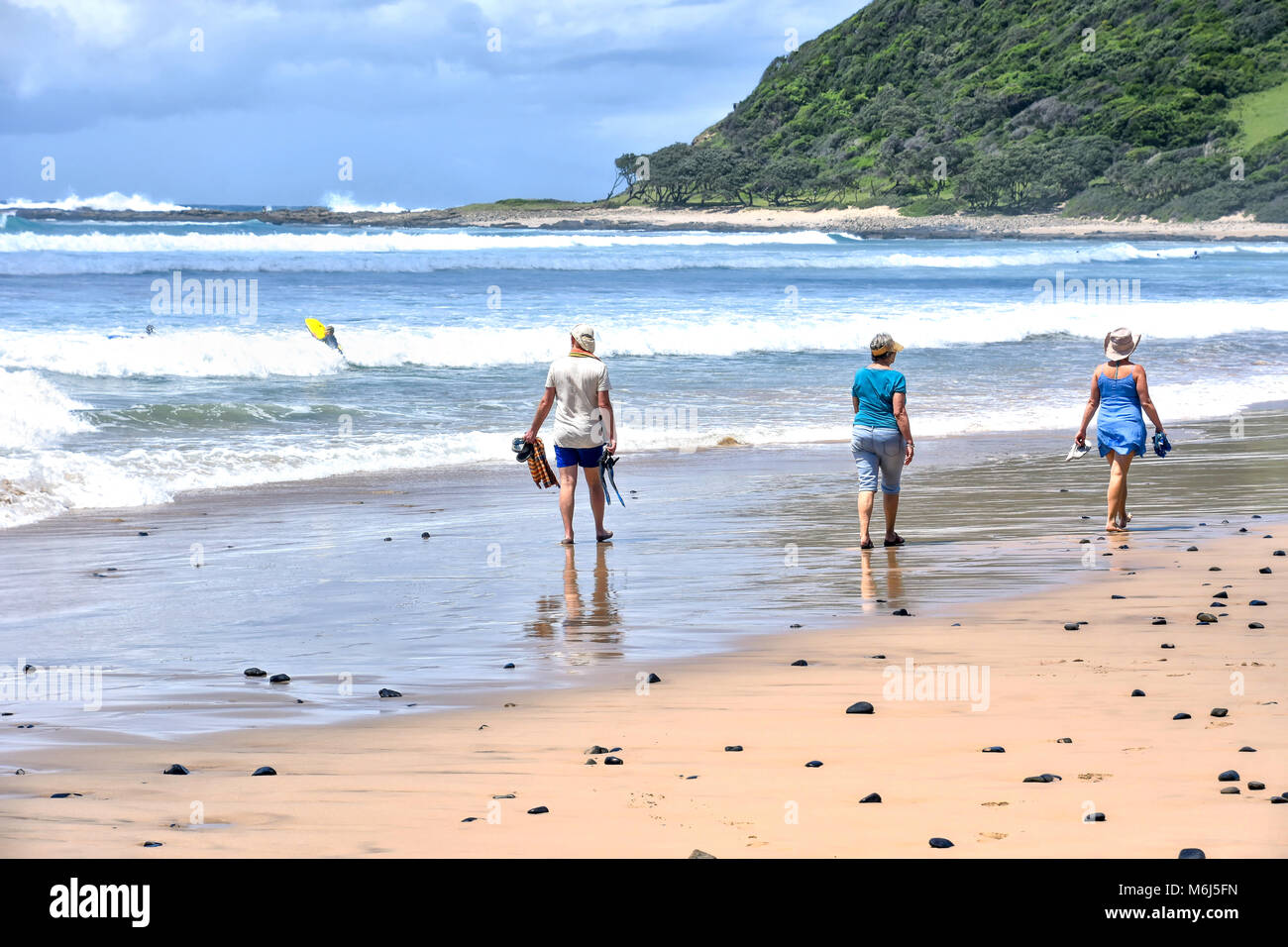 Un Joven Negro Sin Camisa Caminando Por La Playa Sonriendo Alrededor Imagen  de archivo 