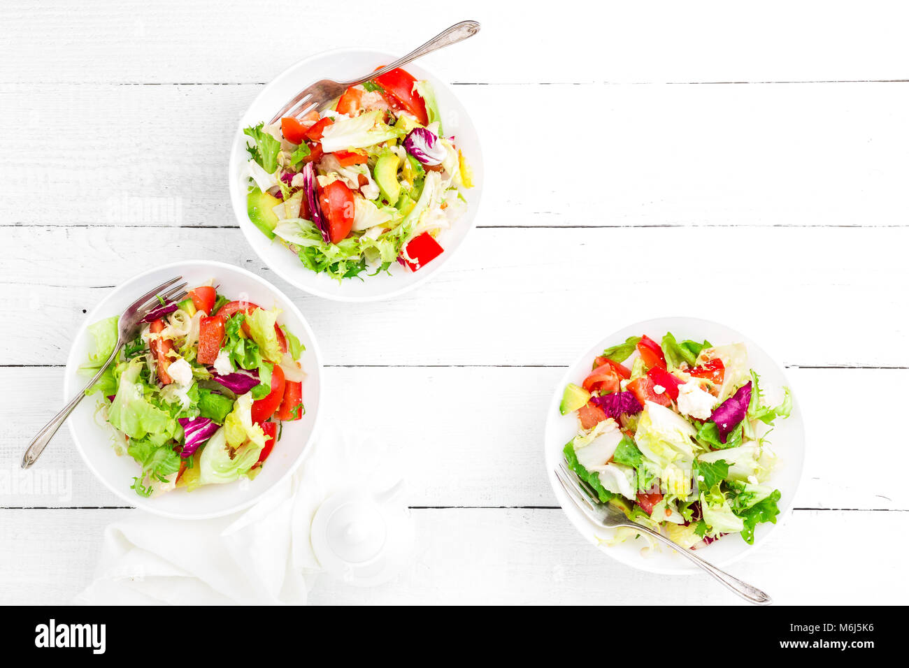 Ensalada de verduras saludables con verdes frescos, lechuga, aguacate, tomate, seet pimienta y queso de cabra. Un delicioso y nutritivo plato de dieta para el desayuno. S Foto de stock