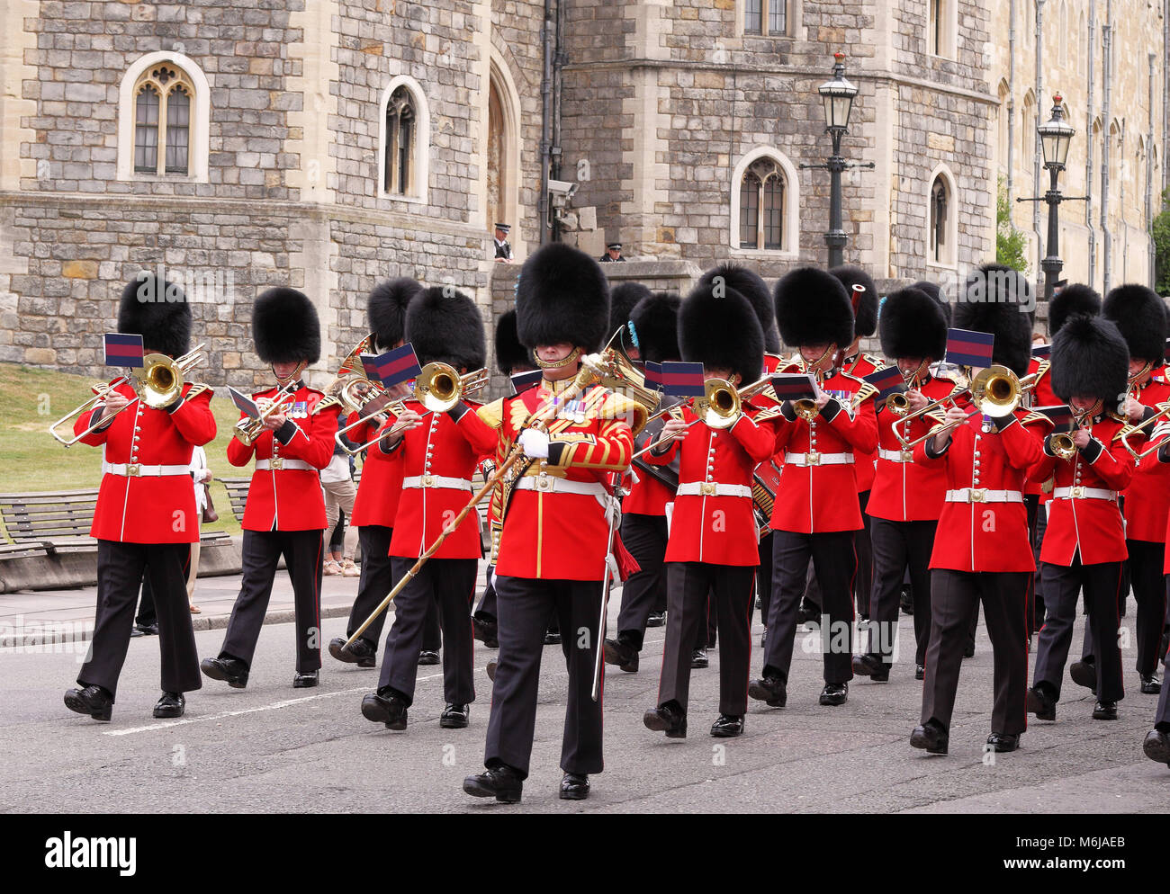 La banda del regimiento de Coldstream Guards marchando pasado El Castillo de Windsor en Inglaterra Foto de stock