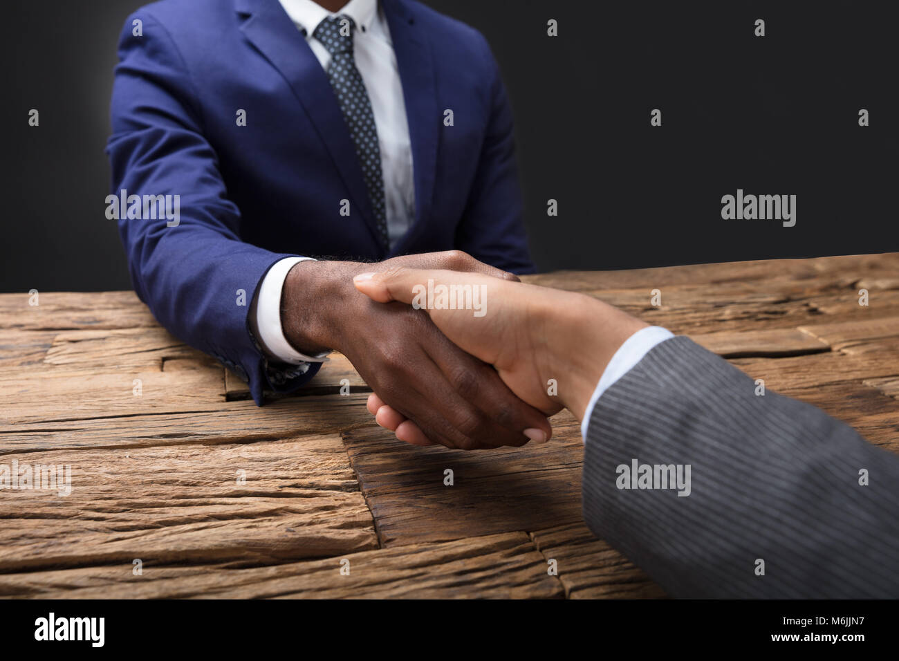 Close-up de la mano de un empresario de temblor de la mano con su socio Foto de stock