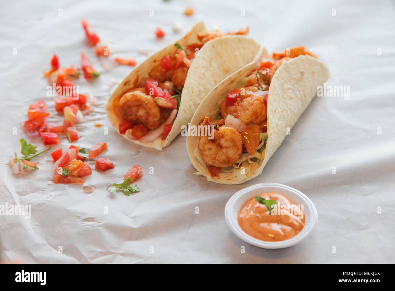 Tacos de camarones mariscos envoltura torilla Fotografía de stock - Alamy