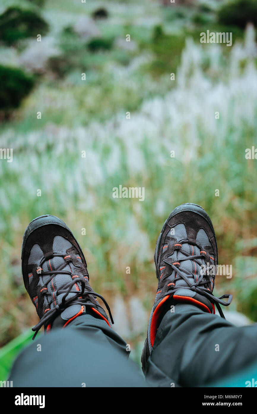 Colgando los pies calzado de trekking a lo largo de Hill, con plantas de caña de azúcar. La isla de Santo Antao, Cabo Verde de stock - Alamy