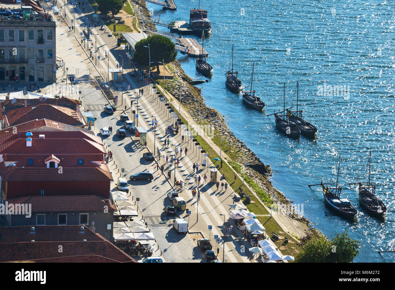 Vista aérea de Vila Nova de Gaia, con restaurantes y barcos tradicionales por terraplén, Porto, Portugal Foto de stock