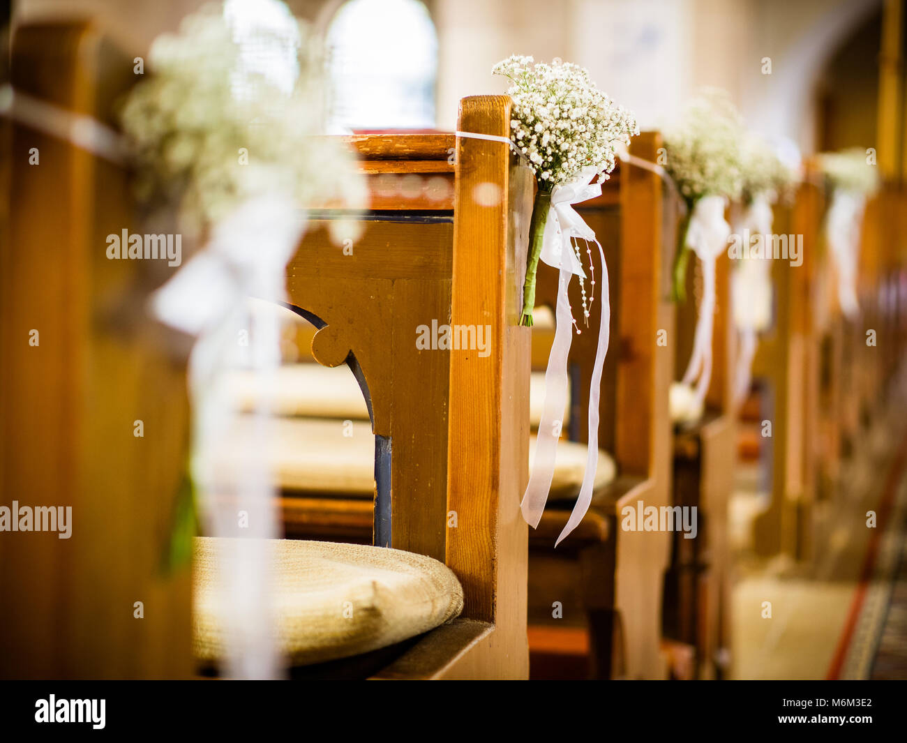 La hermosa decoración de flores blancas en la iglesia para una boda Foto de stock