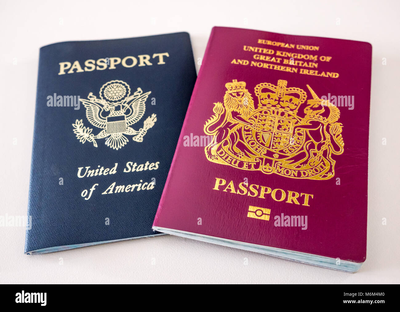 Cerca de Reino Unido (UK) y Estados Unidos (EE.UU., EE.UU., América) pasaportes sobre fondo blanco. Ilustra el concepto de la relación de ESTADOS UNIDOS Y EL REINO UNIDO Foto de stock