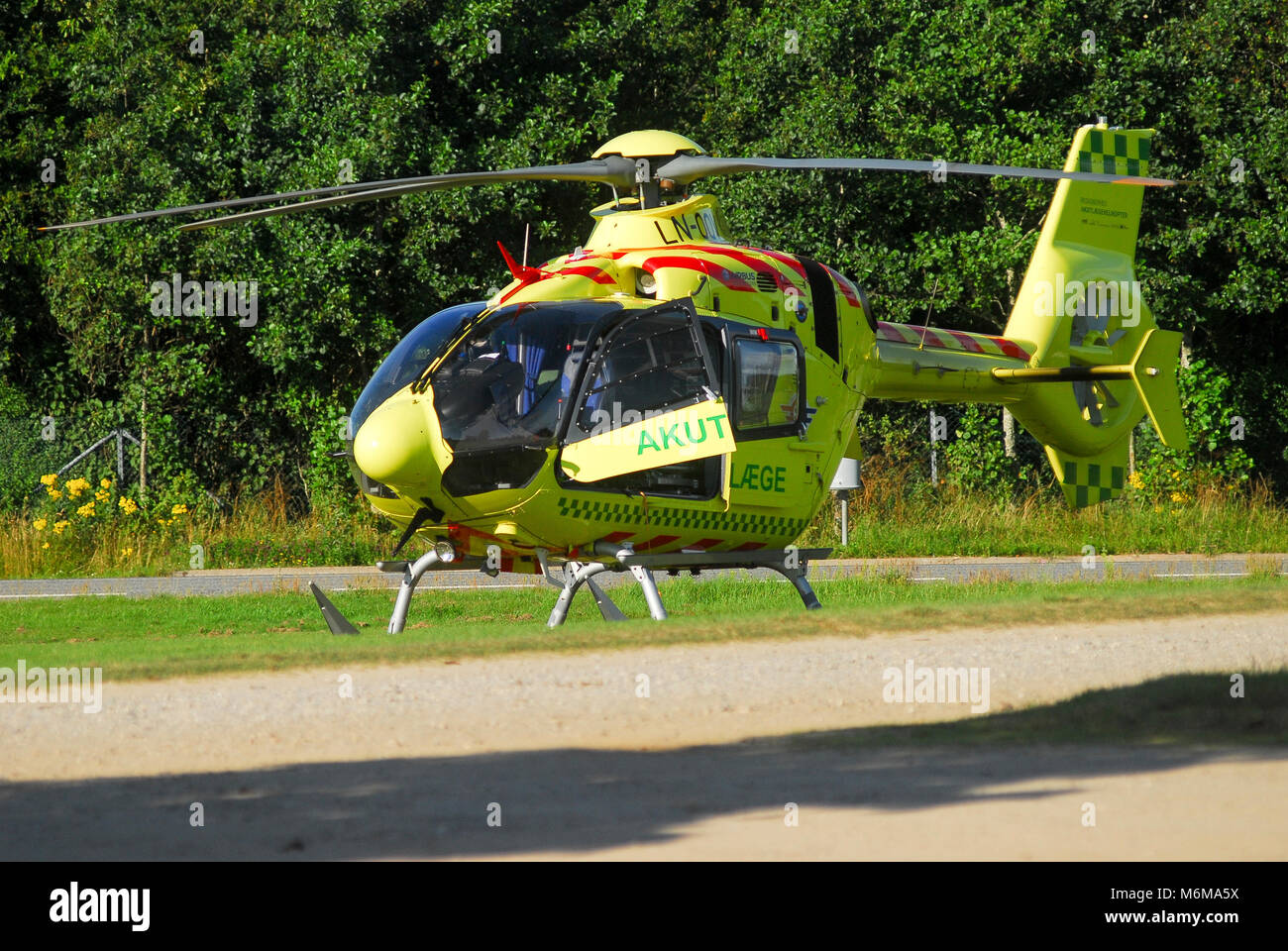 Airbus helicópteros H135 de Norsk Luftambulanse en Givskud, Dinamarca. El 8 de agosto de 2015 © Wojciech Strozyk / Alamy Stock Photo Foto de stock