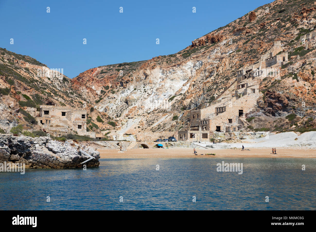 Playa Thiafes y viejas minas de azufre en Thiorichio en la costa sudeste, Milos, Cyclades, islas griegas del Mar Egeo, Grecia, Europa Foto de stock