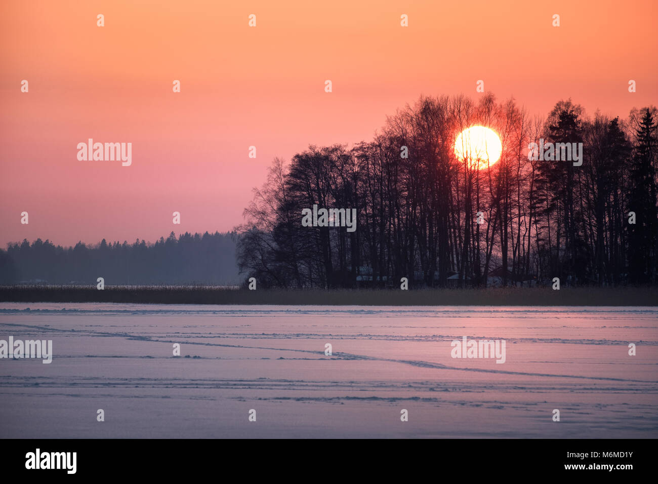 Scenic atardecer con gran sol en noche de invierno en Finlandia Foto de stock