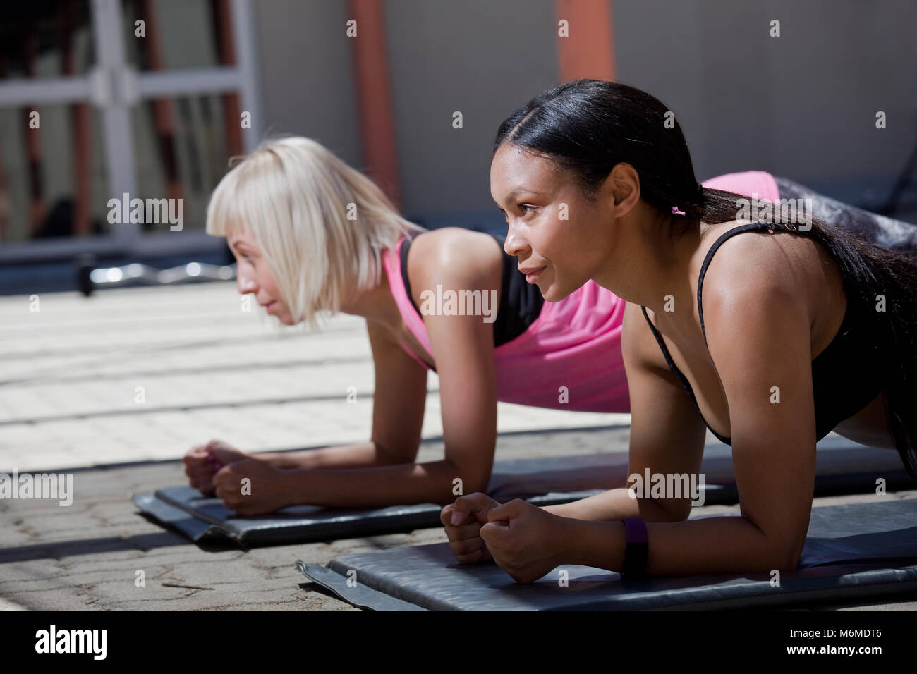 Las mujeres que practican yoga en clase Foto de stock