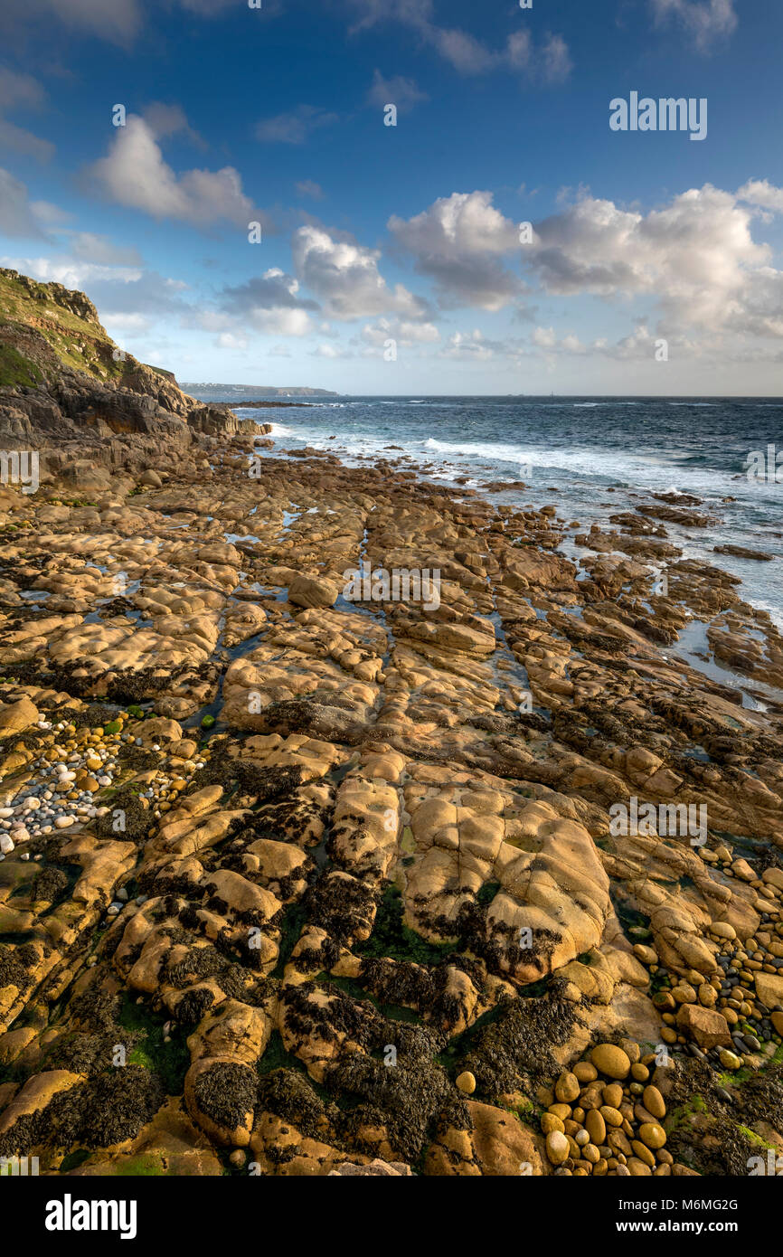 Porth Nanven; costa rocosa; Cornwall; UK Foto de stock