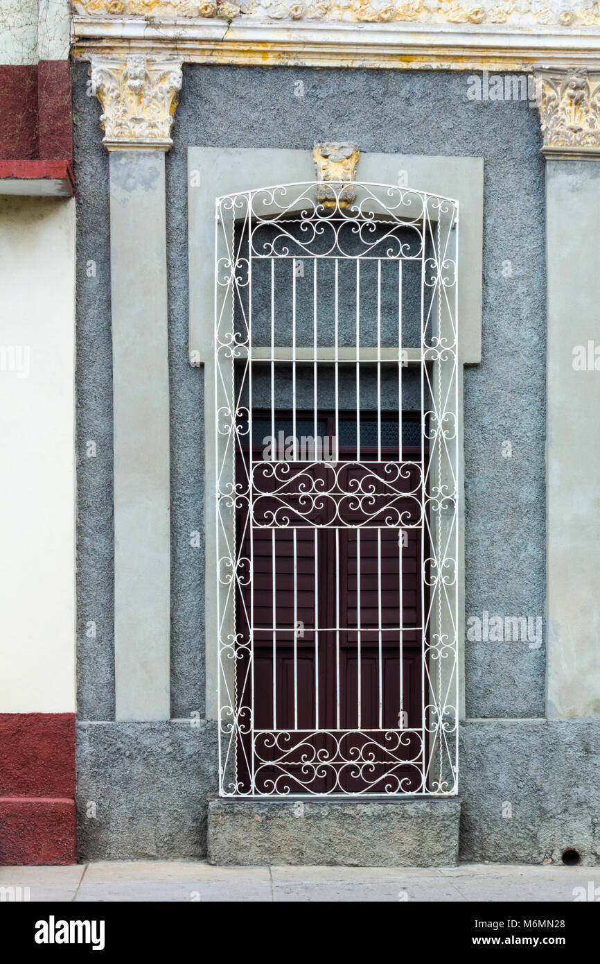 Hierro forjado decoradas portadas de Cienfuegos, Cuba Fotografía de stock -  Alamy