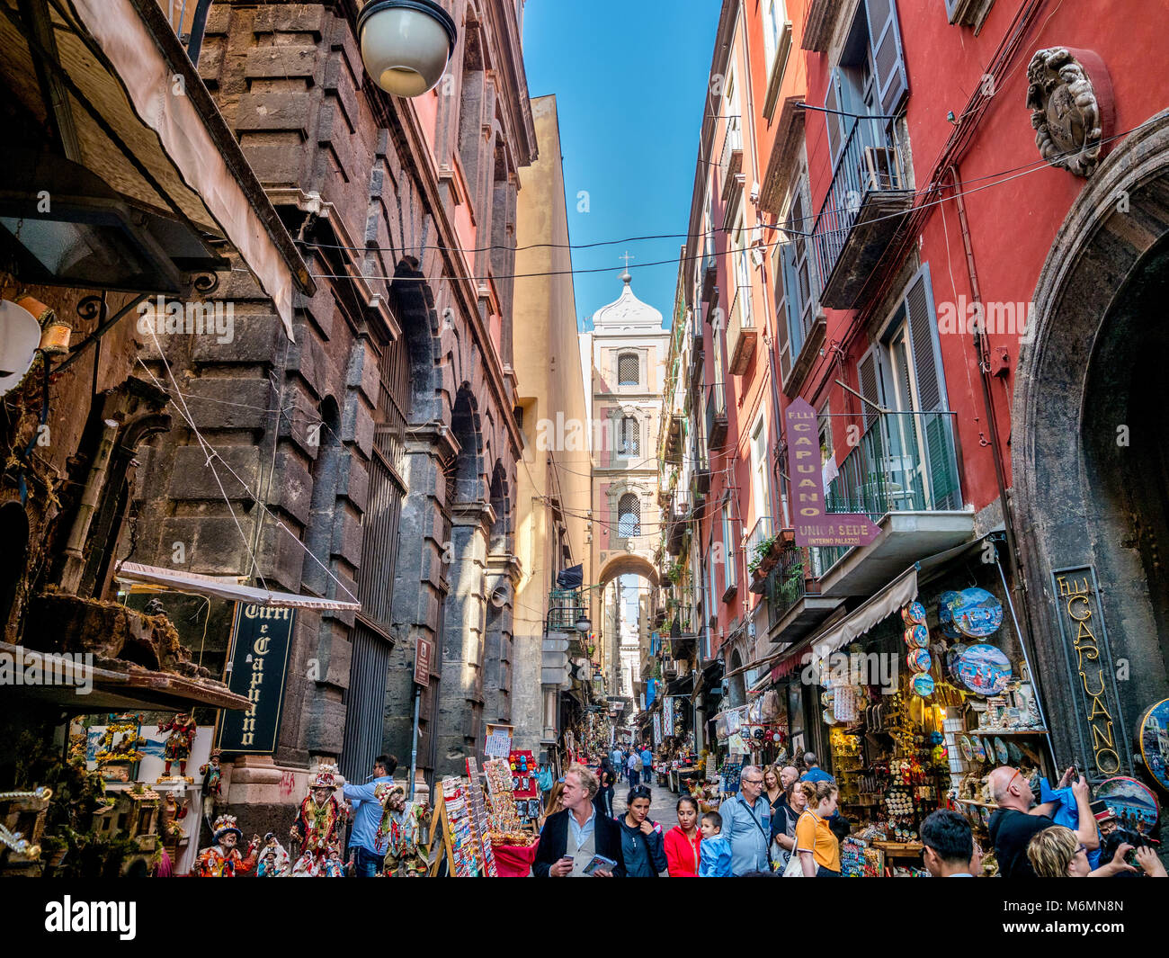 Angosta calle turística con tiendas de regalos en Nápoles, Italia. Foto de stock