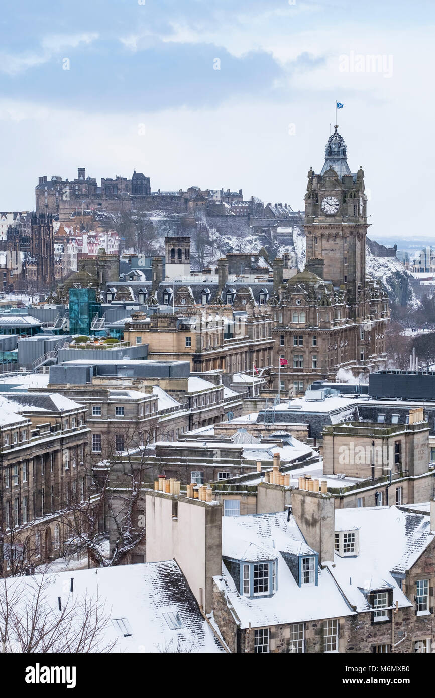 Vista desde Calton Hill en la ciudad de Edinburgh tras las fuertes caídas de nieve, Scotland, Reino Unido Foto de stock