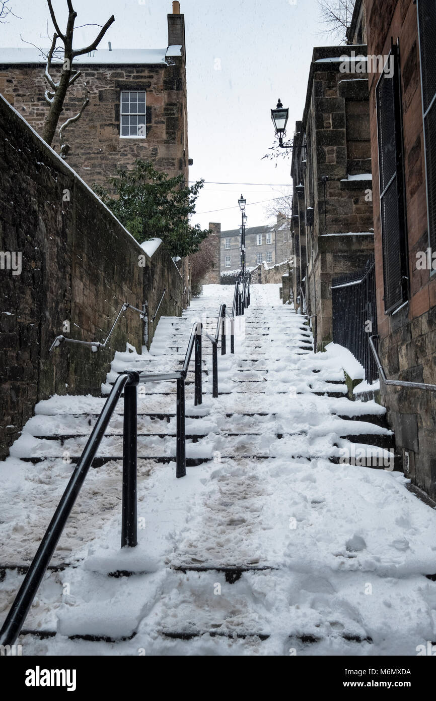 El histórico Vennel pasos a Grassmarket bajo la nieve en el casco antiguo de Edimburgo, Escocia, Reino Unido Foto de stock