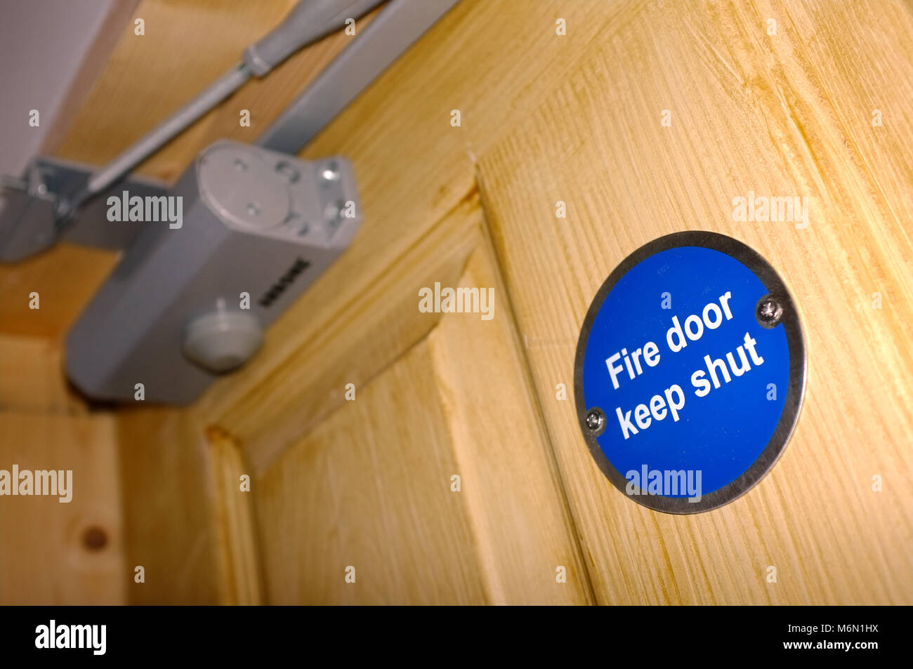 Puerta de incendios - Mantener cerrada un cartel en una puerta de madera Foto de stock