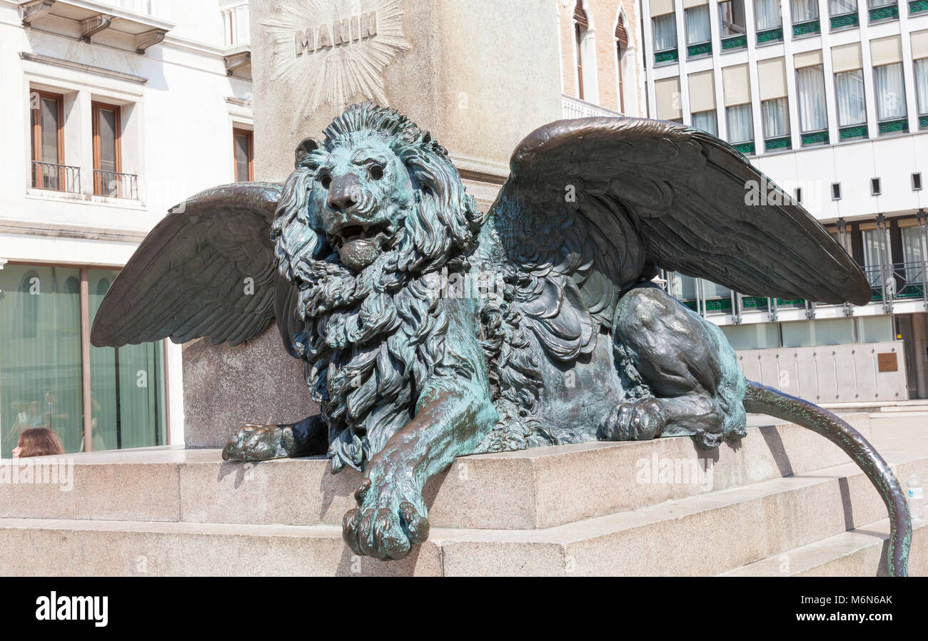 El veneciano León Alado estatua en el Campo Manin, San Marco, Venecia, Véneto, Italia. El león de San Marcos es el símbolo de Venecia y la República Veneciana Foto de stock