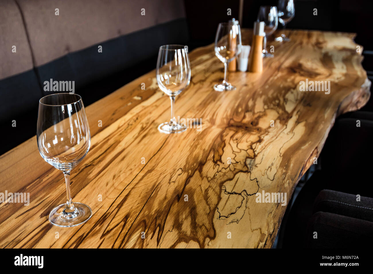 Vaciar los vasos de vino de mesa de losa en restaurante Fotografía de stock  - Alamy