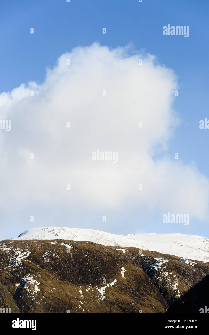 Nube en los tramos superiores de Ben Nevis (la montaña más alta de Gran Bretaña) en Highlands de Escocia, visto desde el oeste. Foto de stock