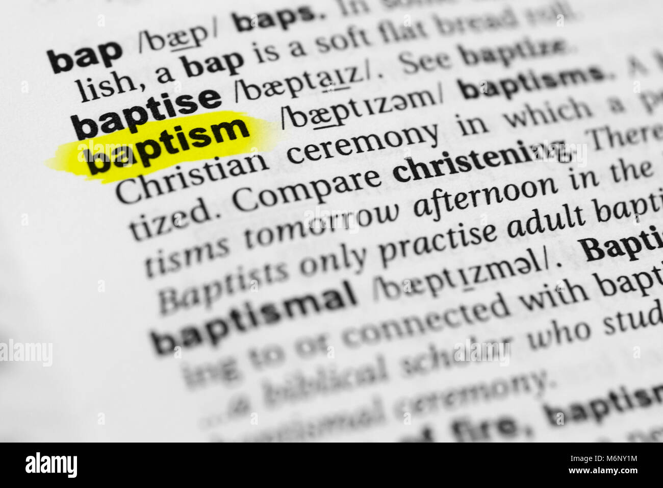 Resalta las palabras en inglés "bautismo" y su definición en el