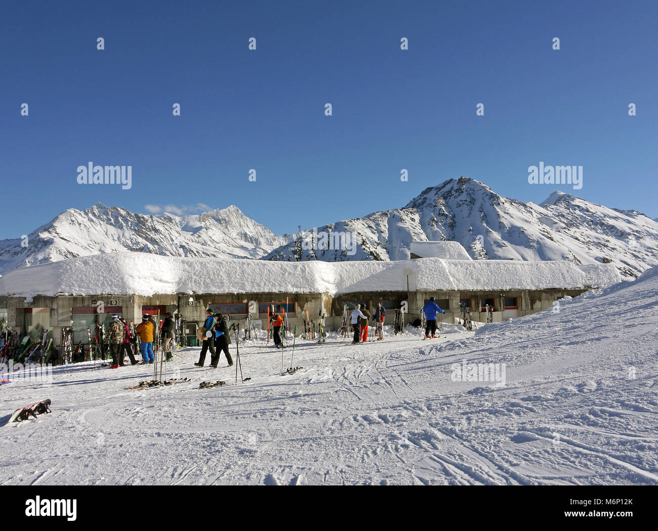 Estación de esquí suiza de Grimentz, con históricas casas antiguas de madera y graneros, se encuentra en el cantón de Valais. Esta aldea de montaña es popular en verano e invierno. Foto de stock