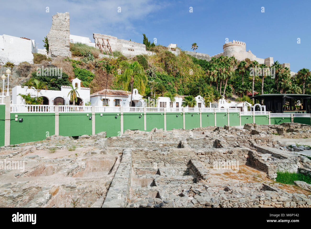 Almuñecar, Andalucía, España - 23 de julio de 2012 : sitio excavado de la factoría de salazón de pescado y garum en El Majuelo Park. Foto de stock