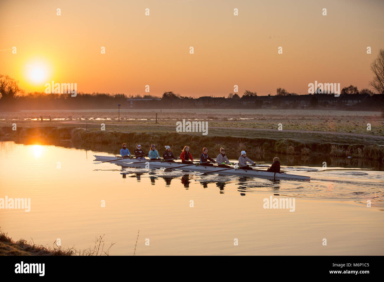 Los remeros en el río Cam en Cambridge al amanecer el sábado por la mañana (Feb 24) desafiando las temperaturas bajo cero.Las temperaturas más frías se prevé para la próxima semana. Gran Bretaña está fijado para el frío de febrero semana en cinco años como la congelación de aire llega desde Rusia. La temperatura bajó por debajo de -7C en las primeras horas del sábado, y la ola de frío se espera intensificar desde la noche del domingo al lunes. El Met Office ha emitido una alerta de clima frío de ámbar, que advierte del aumento de riesgos para la salud de los grupos vulnerables y las personas mayores. Foto de stock
