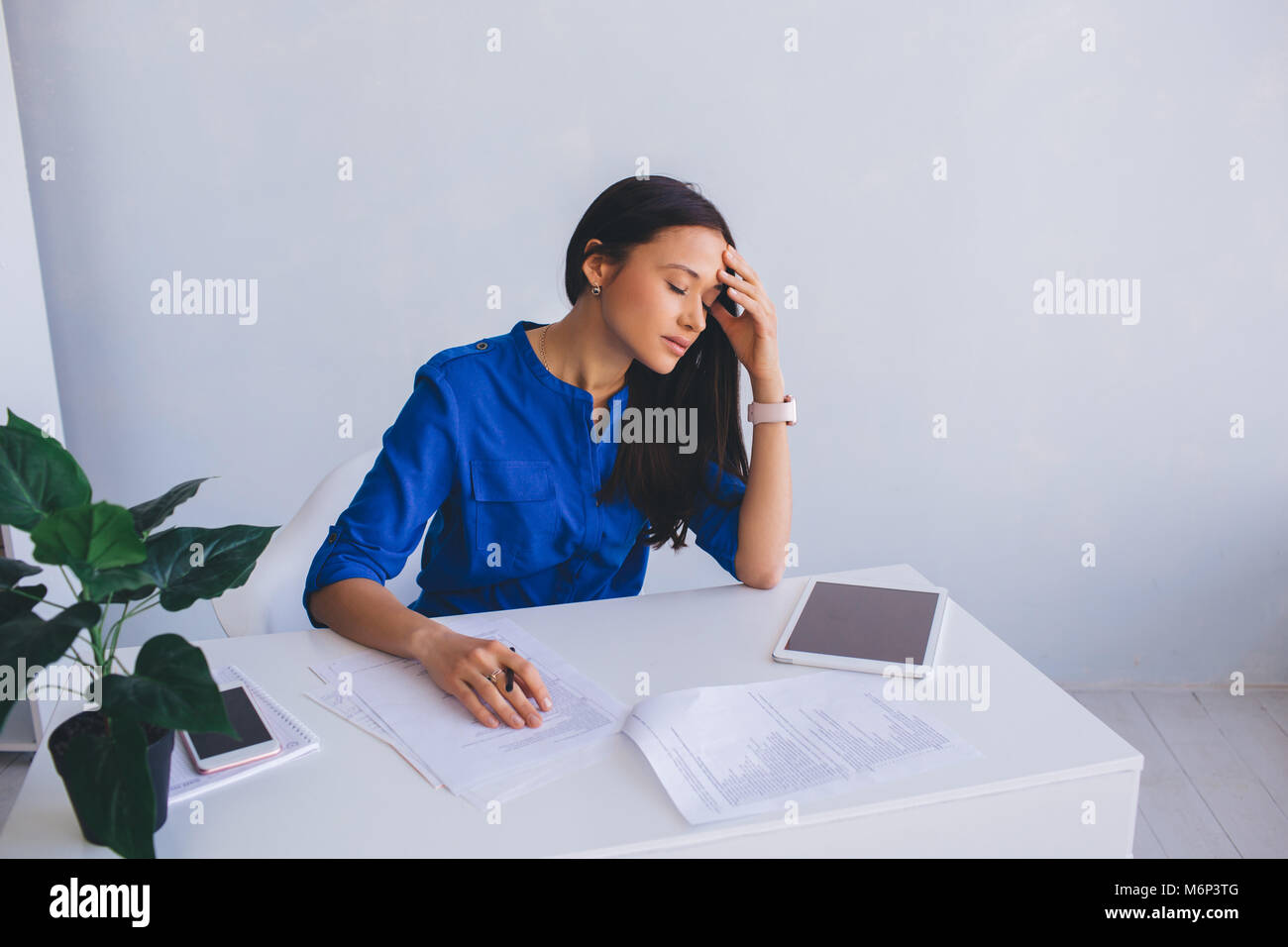 La mujer siente el estrés y el cansancio del trabajo Foto de stock