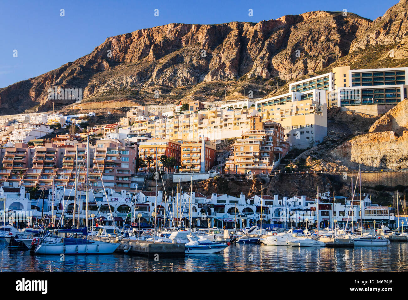 Aguadulce, provincia de Almería, Andalucía, España : barco recreativo  amarrados en el puerto deportivo de Aguadulce Fotografía de stock - Alamy