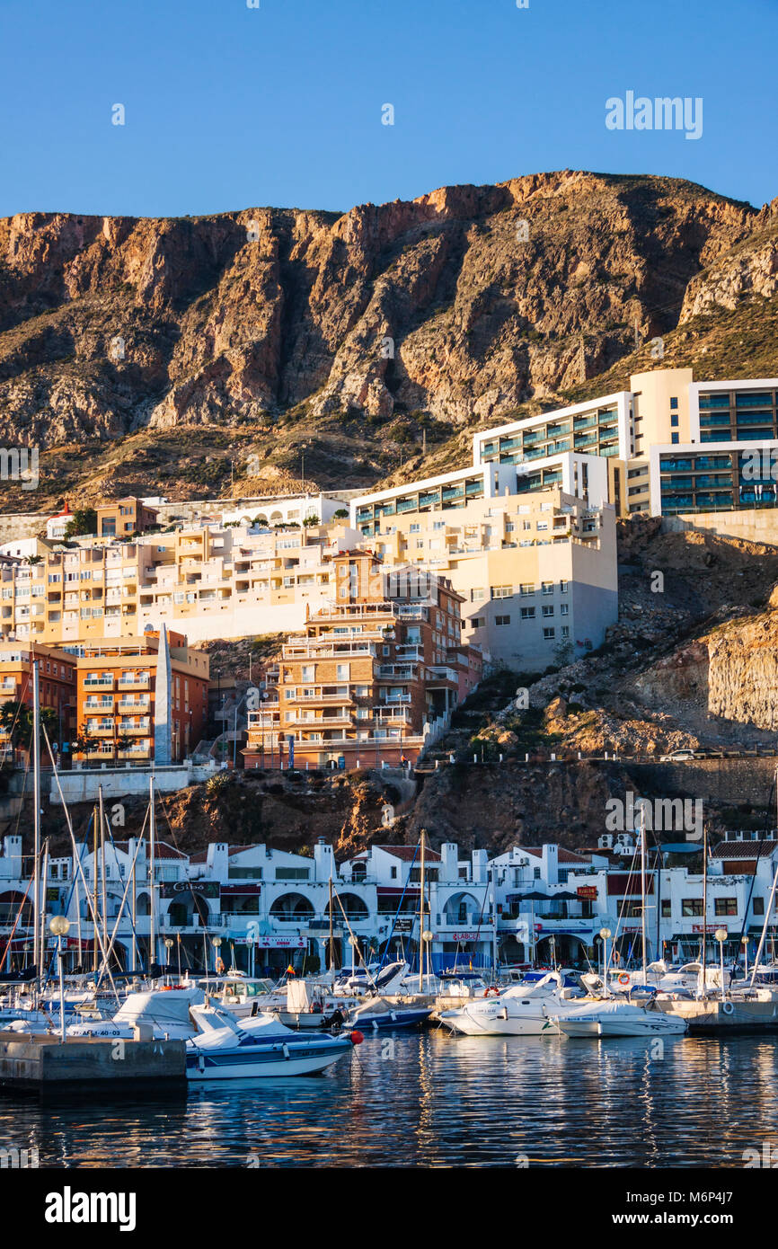 Aguadulce, provincia de Almería, Andalucía, España : barco recreativo  amarrados en el puerto deportivo de Aguadulce Fotografía de stock - Alamy