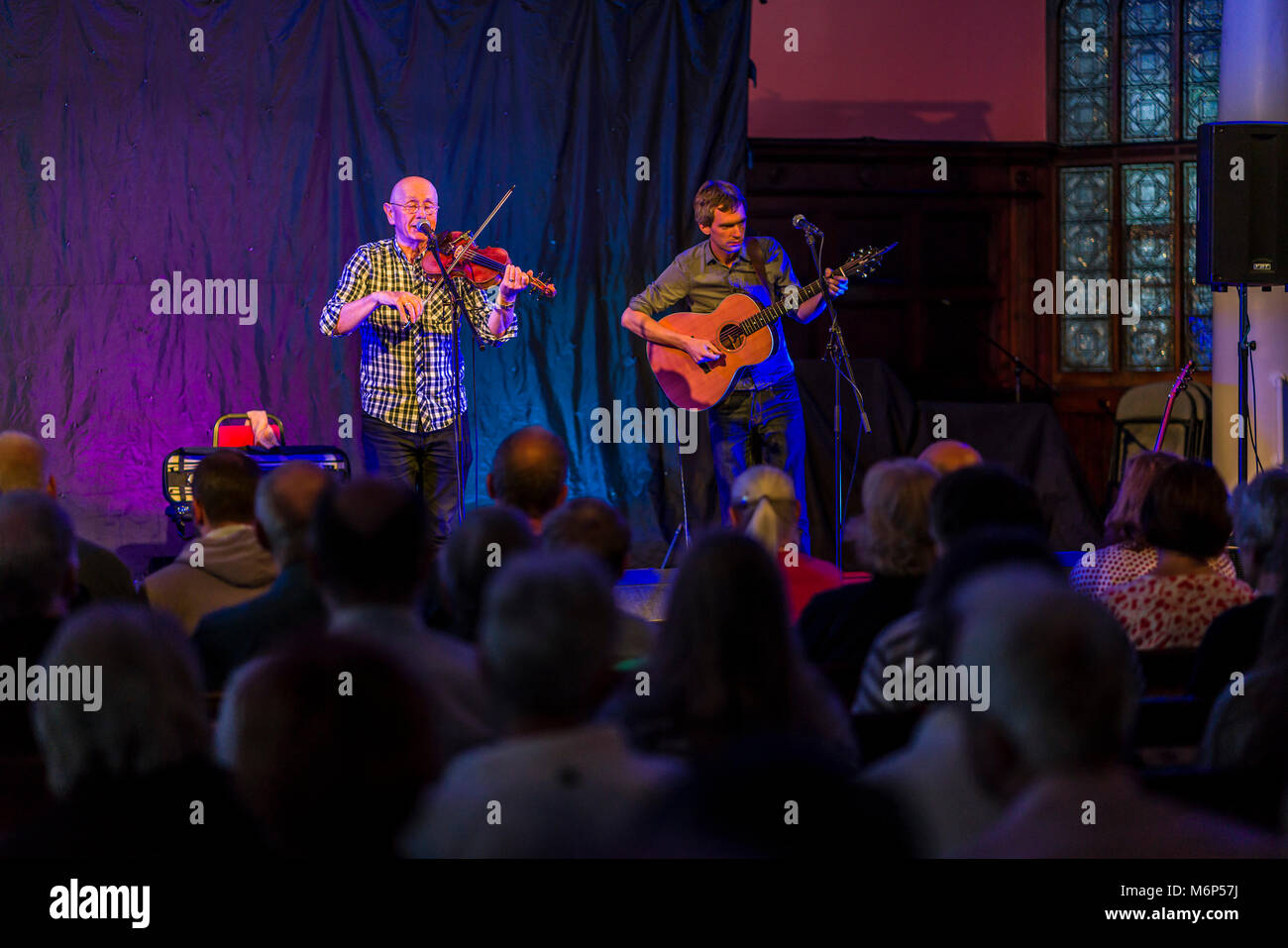 Tom McConville (violín) y Andy Watt (guitarra) sobre el escenario, Kelso Folk Festival 2017 Foto de stock
